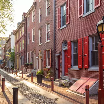 The historic Old City in Philadelphia, Pennsylvania. Elfreth's Alley, referred to as the nation's oldest residential street, dating to 1702., License Type: media, Download Time: 2025-11-20T19:50:02.000Z, User: rhylton_redventures, Editorial: false, purchase_order: 65050 - Digital Destinations and Articles, job: lonely planet, client: world cup, other: Rhianydd Hylton