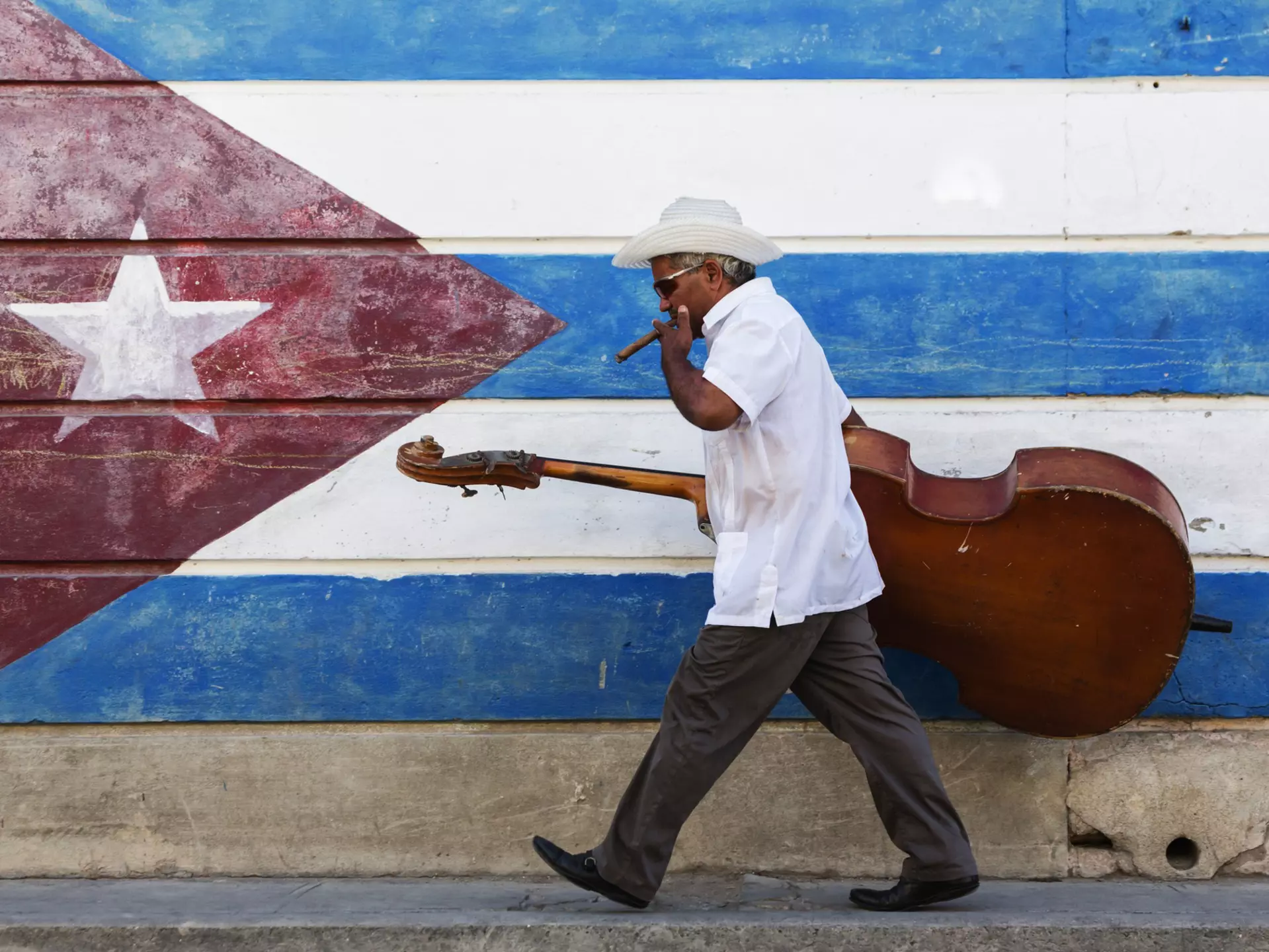 Cuban musician in front of the country's flag. Jeremy Woodhouse/Getty Images