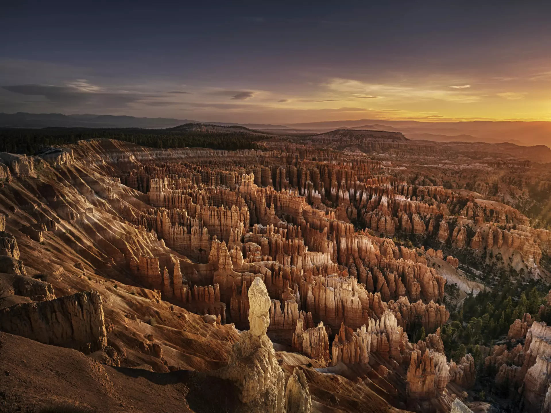 Sunrise over the amphitheater at Bryce Canyon, as seen from Inspiration Point © LordRunar / Getty Images