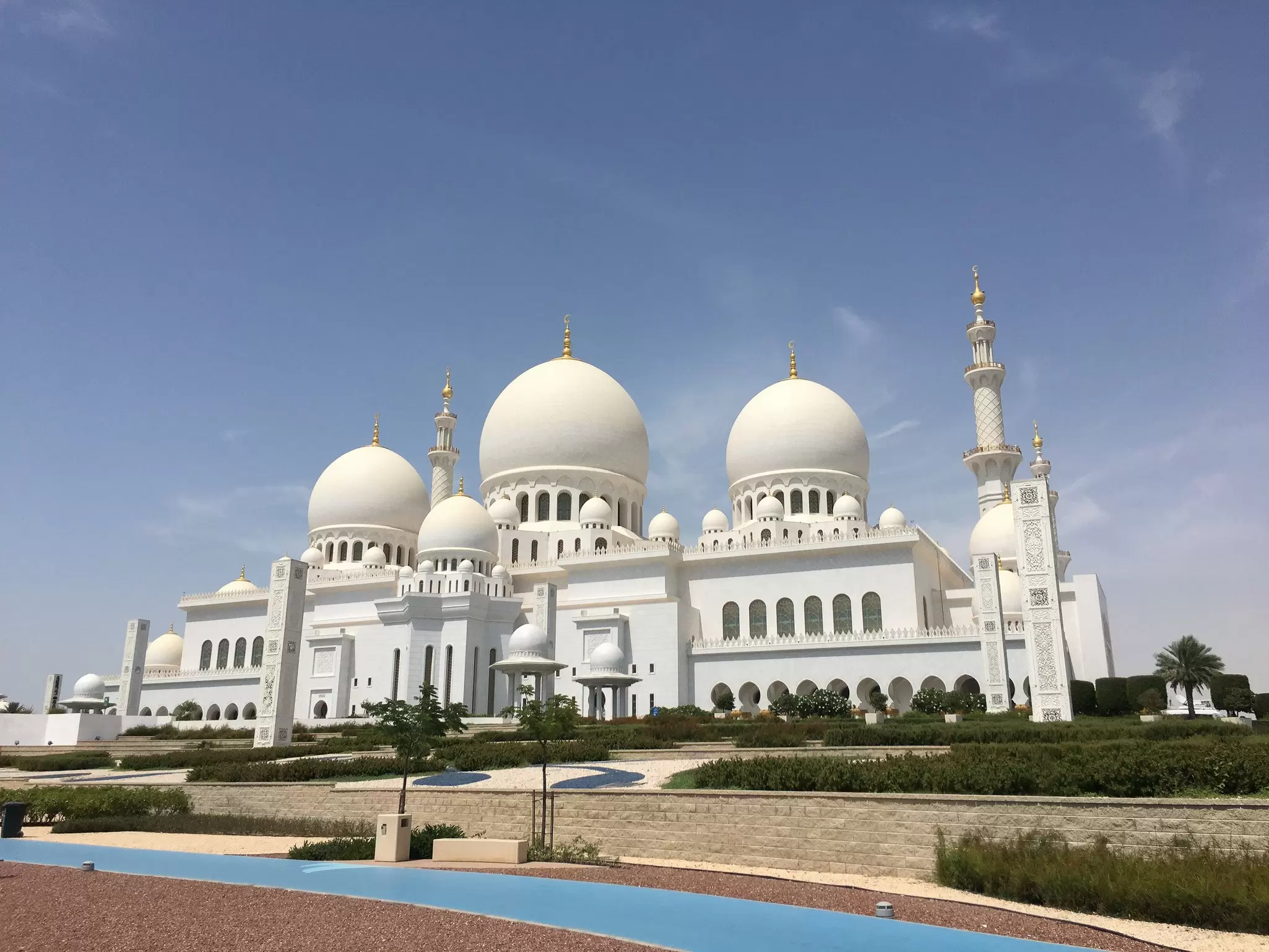 The white domes of the Sheikh Zayed Grand Mosque in Abu Dhabi, UAE.