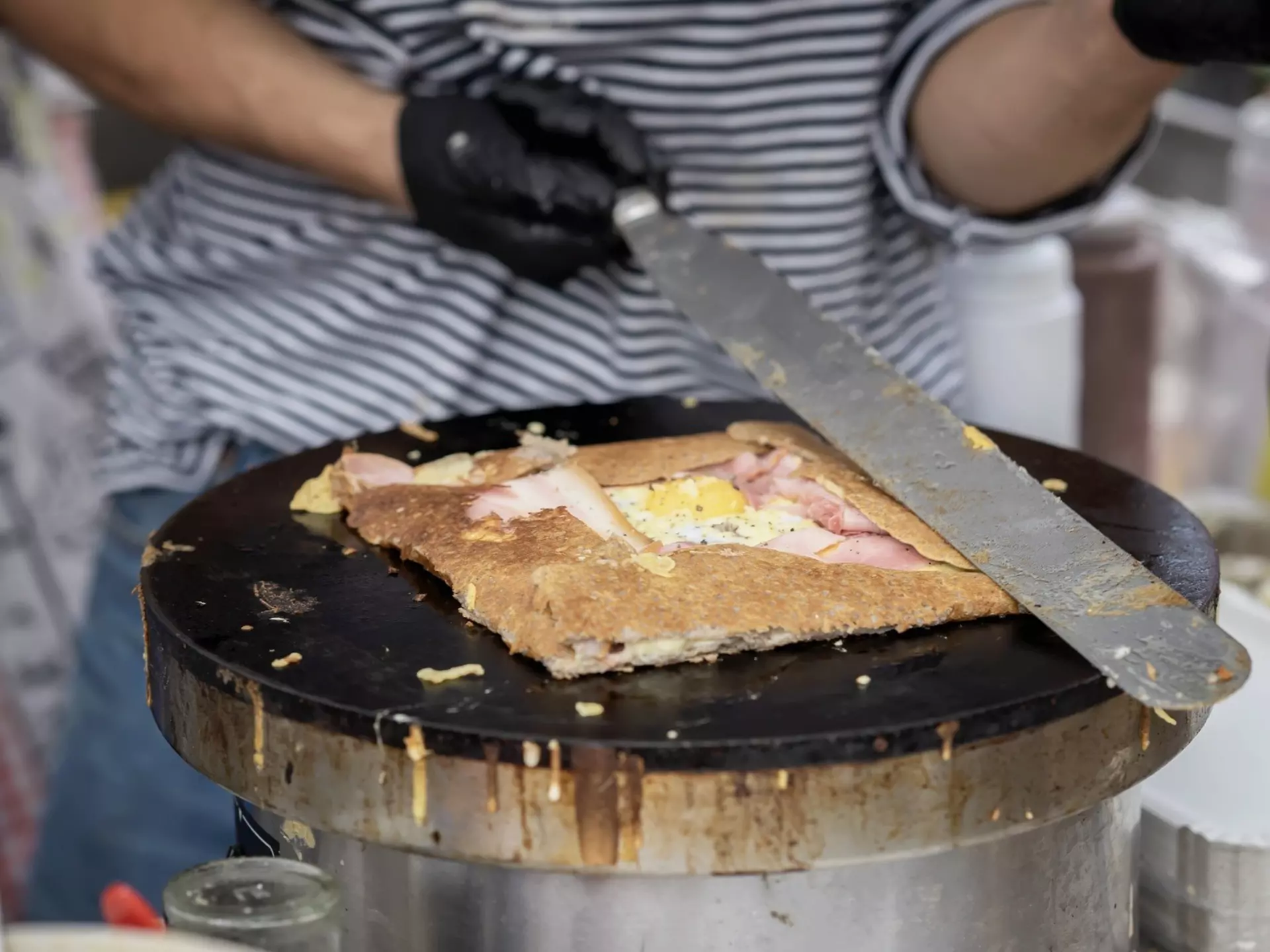 A savory “galette complète” provides the essential introduction to Breton cuisine. © Svetlanais / Getty Images