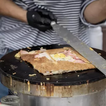 A savory “galette complète” provides the essential introduction to Breton cuisine. © Svetlanais / Getty Images