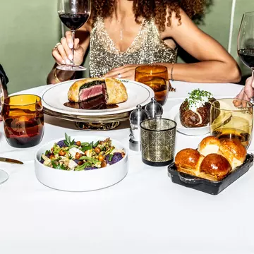 What's on the menu in the US ranges widely from region to region, but a great meal is always nearby. Mr Lyons