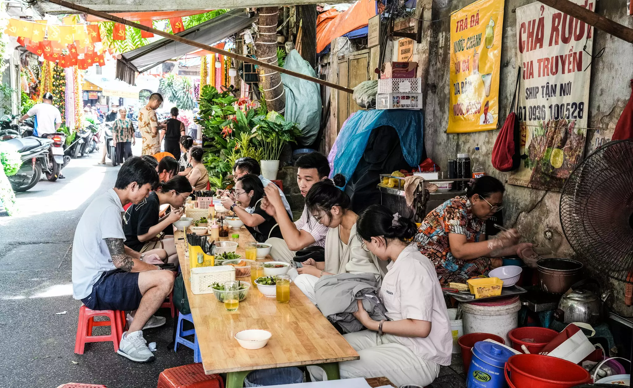 People eating bun oc. Bien Nguyen