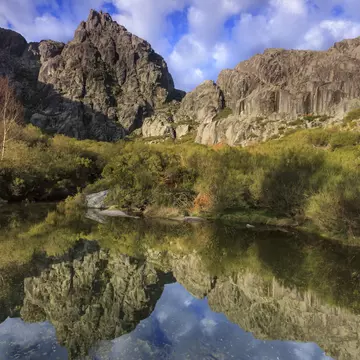 Jagged peaks and a glacial lake in the Parque Natural da Serra da Estrela. ARoxo / Getty Images