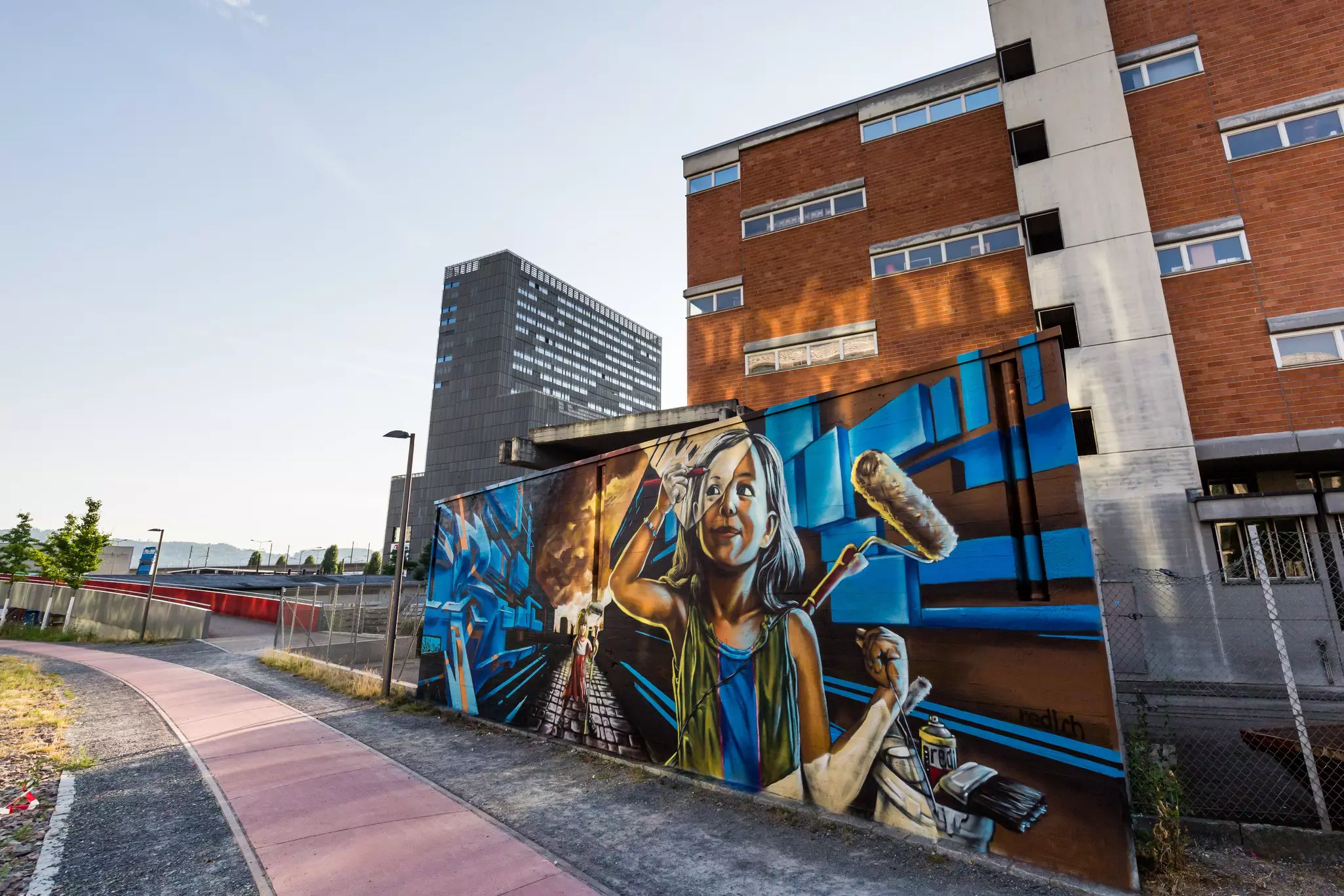 District 5 is one of the up-and-coming neighborhoods known for its street art © Oscity / Shutterstock