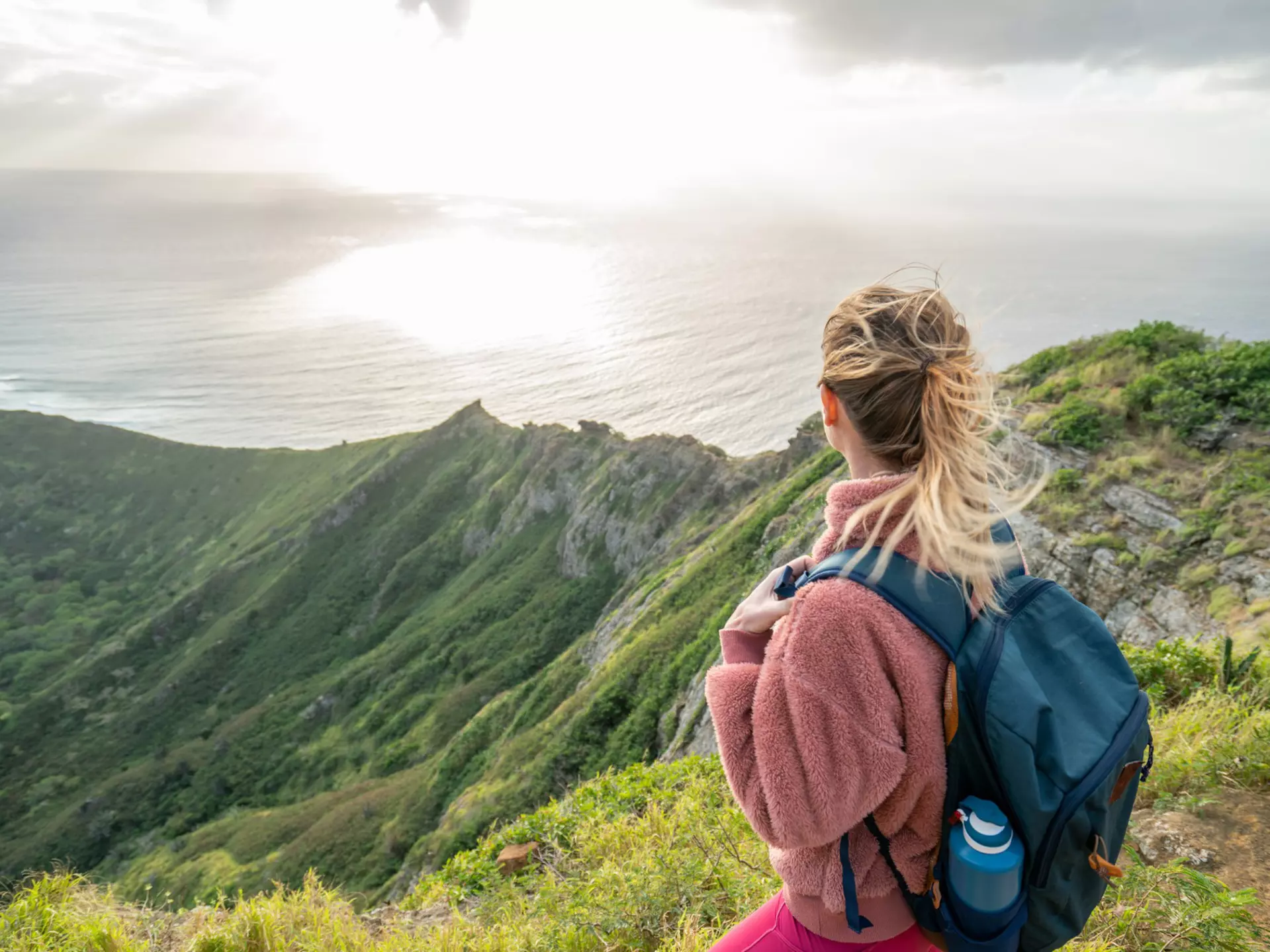 Whale watching in Hawaii doesn't necessarily require paying for a boat tour © swissmediavision / Getty Images