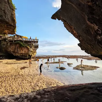 GettyImages-2216695734.jpg
View of tourists at Suluban beach in Uluwatu