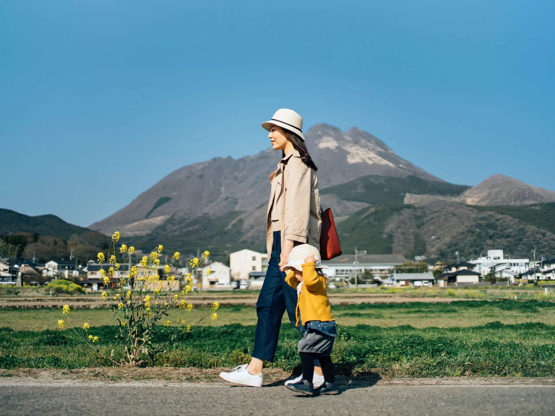 Traveling with a toddler can be a frightening thought, but with a little planning and the right destination, everyone will have a great time. d3sign / Getty Images