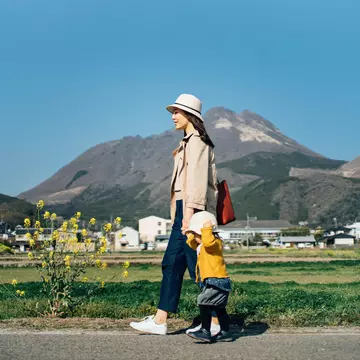 Traveling with a toddler can be a frightening thought, but with a little planning and the right destination, everyone will have a great time. d3sign / Getty Images