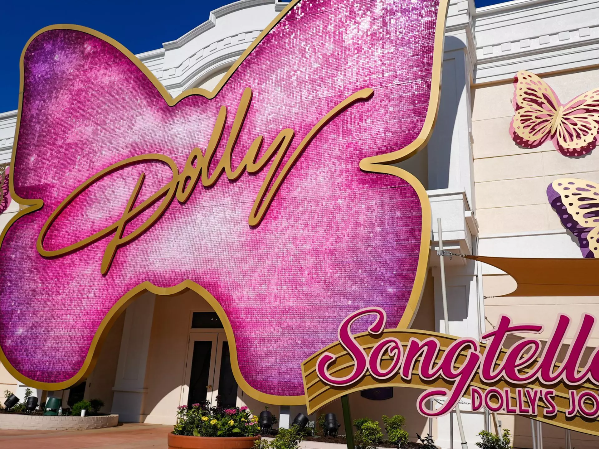 Follow Dolly's journey through her career at this new exhibit in Dollywood © The Dolly Parton Experience