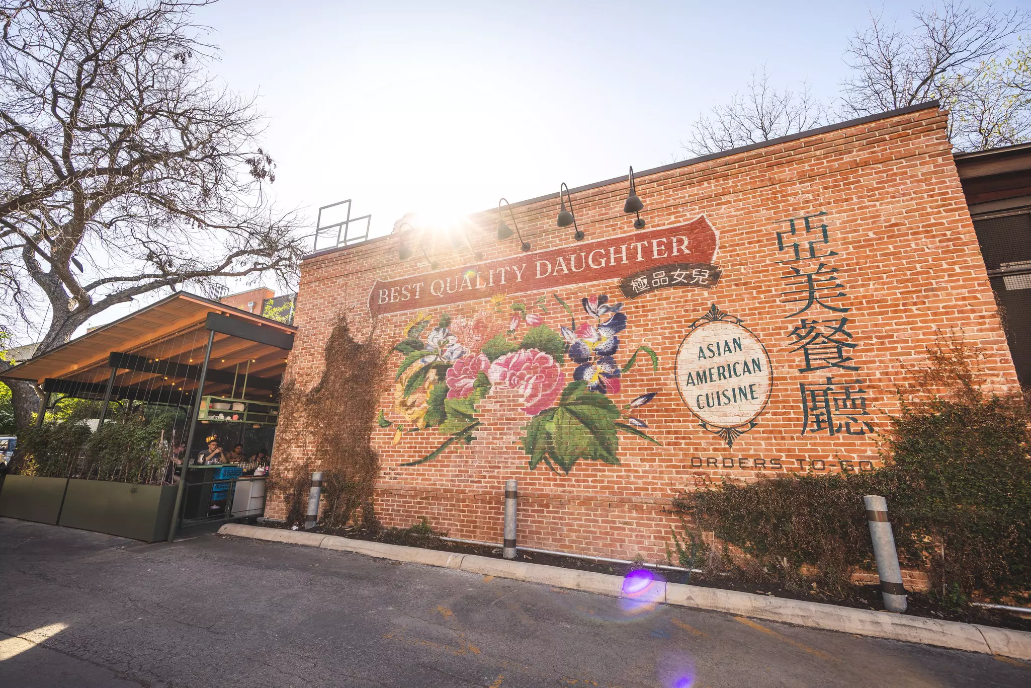 You’ll find a one-of-a-kind blend of culinary fusions, from food trucks to five-star restaurants, at the Historic Pearl © Benjamin Yanto / Lonely Planet