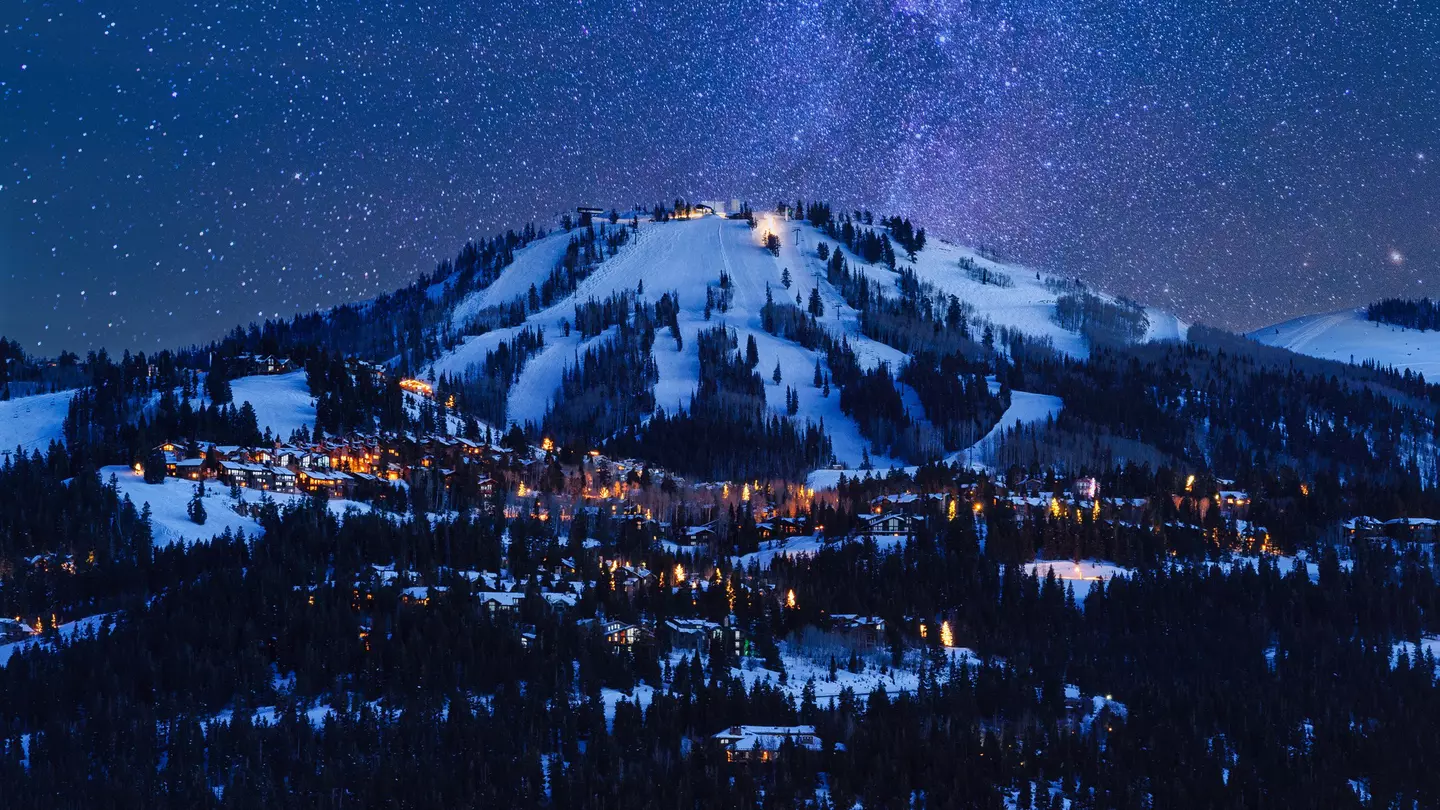 Deer Valley resort illuminated at dusk under a starry night sky © Adventure_Photo / Getty Images