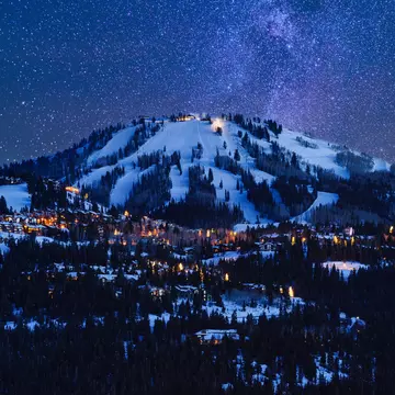 Deer Valley resort illuminated at dusk under a starry night sky © Adventure_Photo / Getty Images