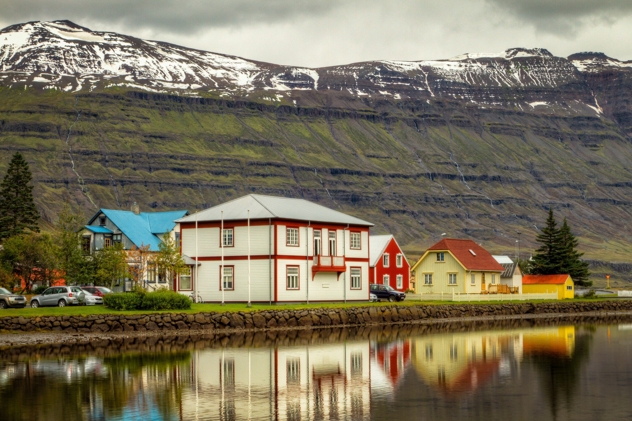 Waterfalls in SeyÃƒÂ°isfjÃƒÂ¶rÃƒÂ°ur