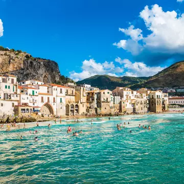 canto-ibl8vgdd - The scenic seafront at Cefalù in Sicily. leonori/Shutterstock