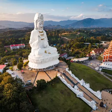 The towering Guan Yin statue at Wat Huay Pla Kang on the outskirts of Chiang Rai. Lemaret Pierrick/Shutterstock