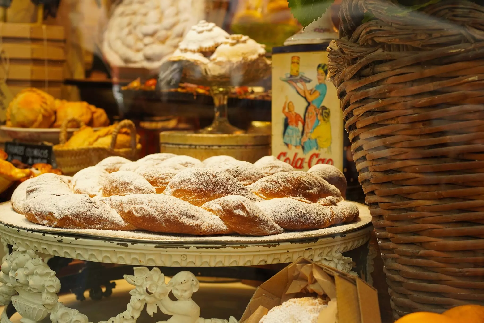Close-up of a round pastry decorated with icing sugar in a shop window