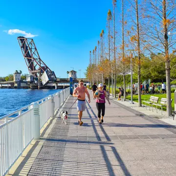 Sunny Tampa is a perfect destination for a relaxing weekend waterside © VIAVAL TOURS / Shutterstock