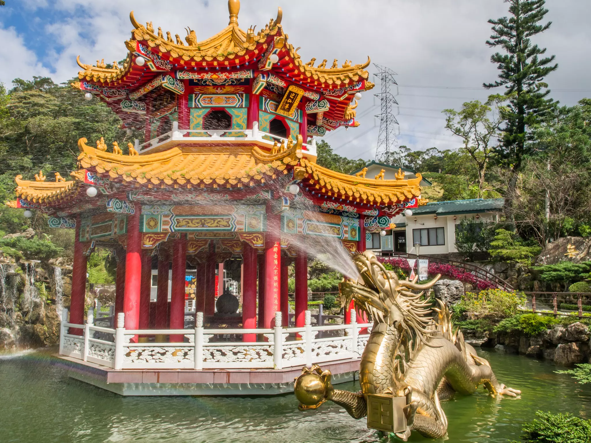 Drive or ride the Maokong Gondola to Zhinan Temple © Getty Images