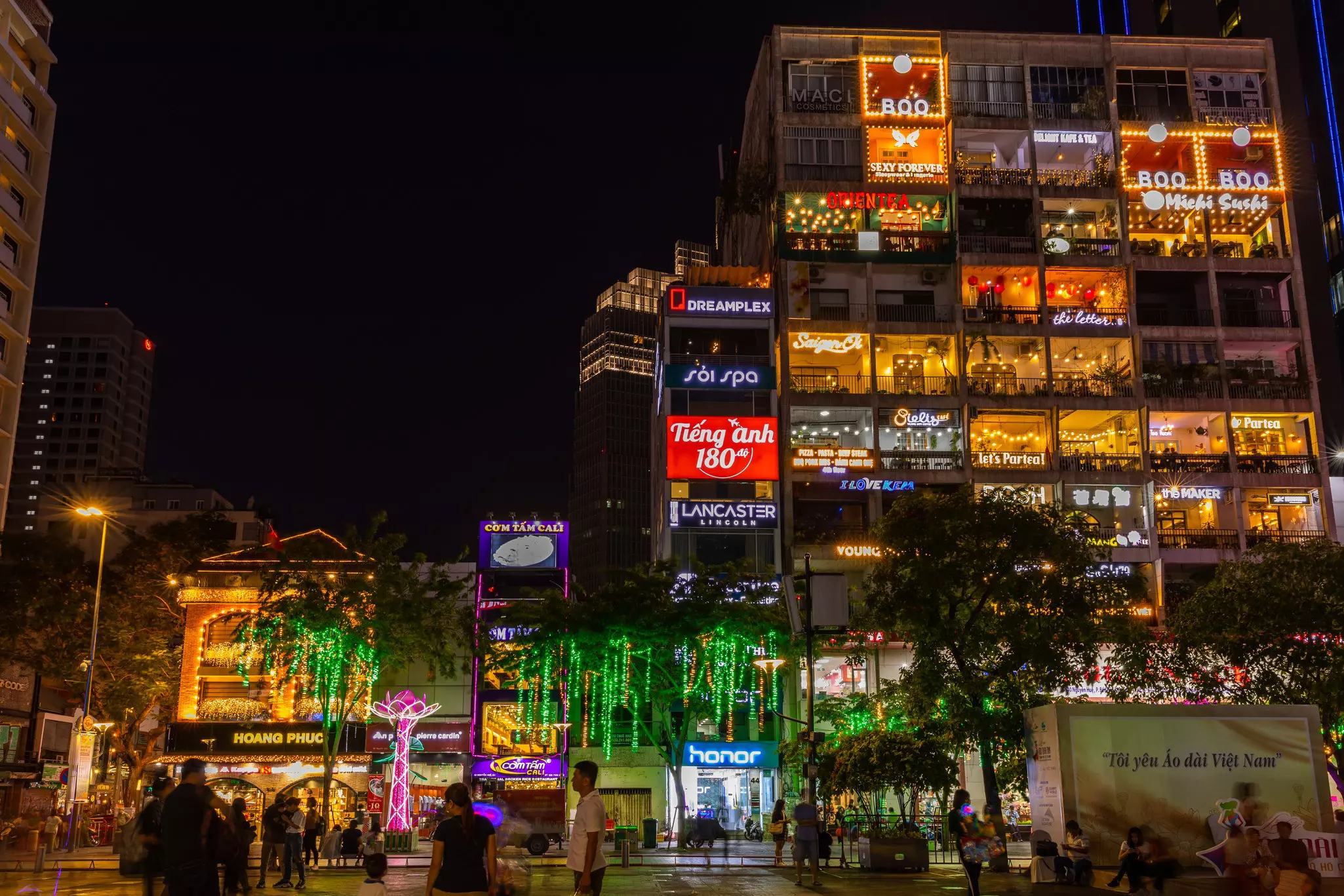Wander along Nguyen Hue Walking Street to find some of Ho Chi Minh City's coolest boutiques and cafes. Gunter Nuyts/Shutterstock