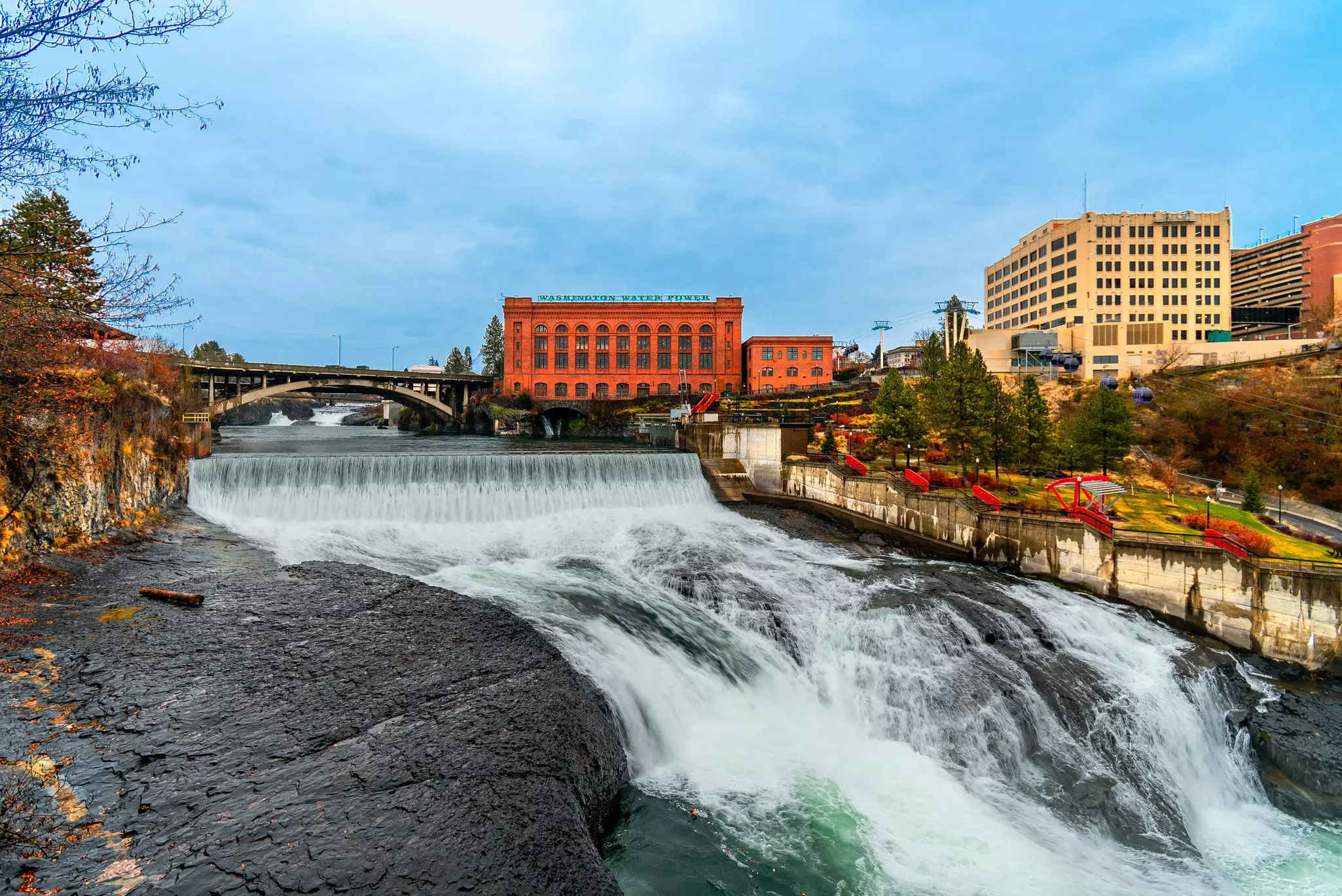 Spokane Falls And The City