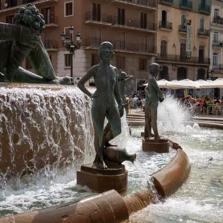 The fountain in the Plaza de la Virgen represents the Río Turia and the region's eight irrigation canals.
