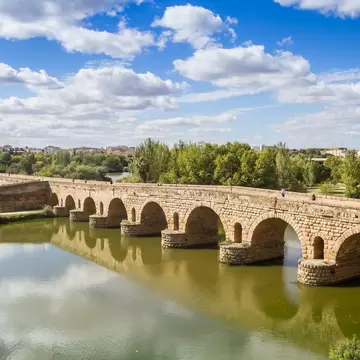 View of the historic Puente Romano crossing over the Río Guadiana in Mérida, Spain.