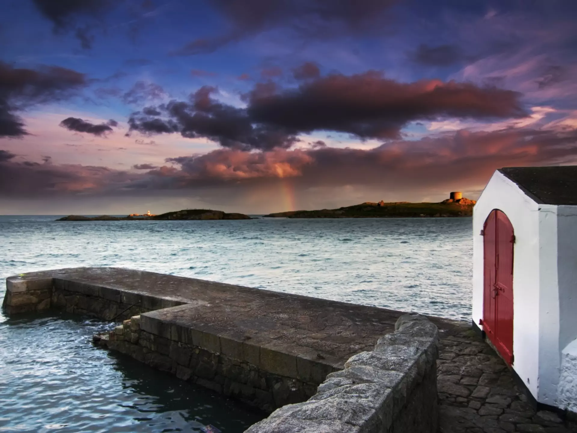 Coliemore Harbour at sunset in Dalkey Island © Lola Gavin / Getty Images