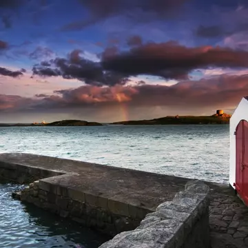 Coliemore Harbour at sunset in Dalkey Island © Lola Gavin / Getty Images