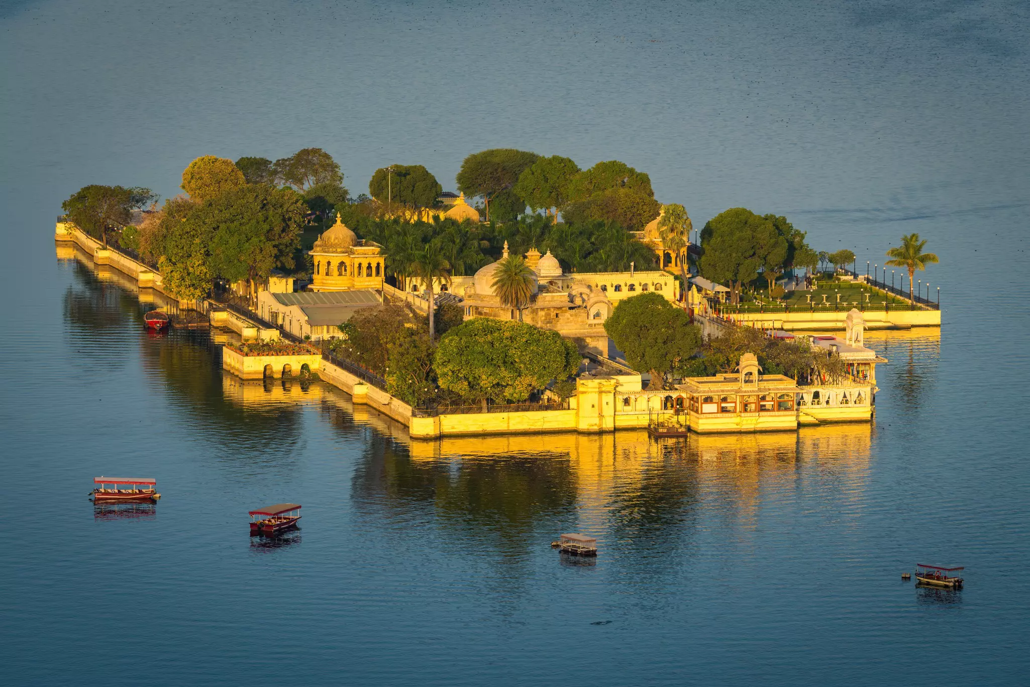 View over the Jagmandir Palace on Lake Pichola, Udaipur, Rajasthan, India.
