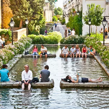 People relaxing in fountain in Cordoba, Spain. Aleksandar Todorovic/Shutterstock
