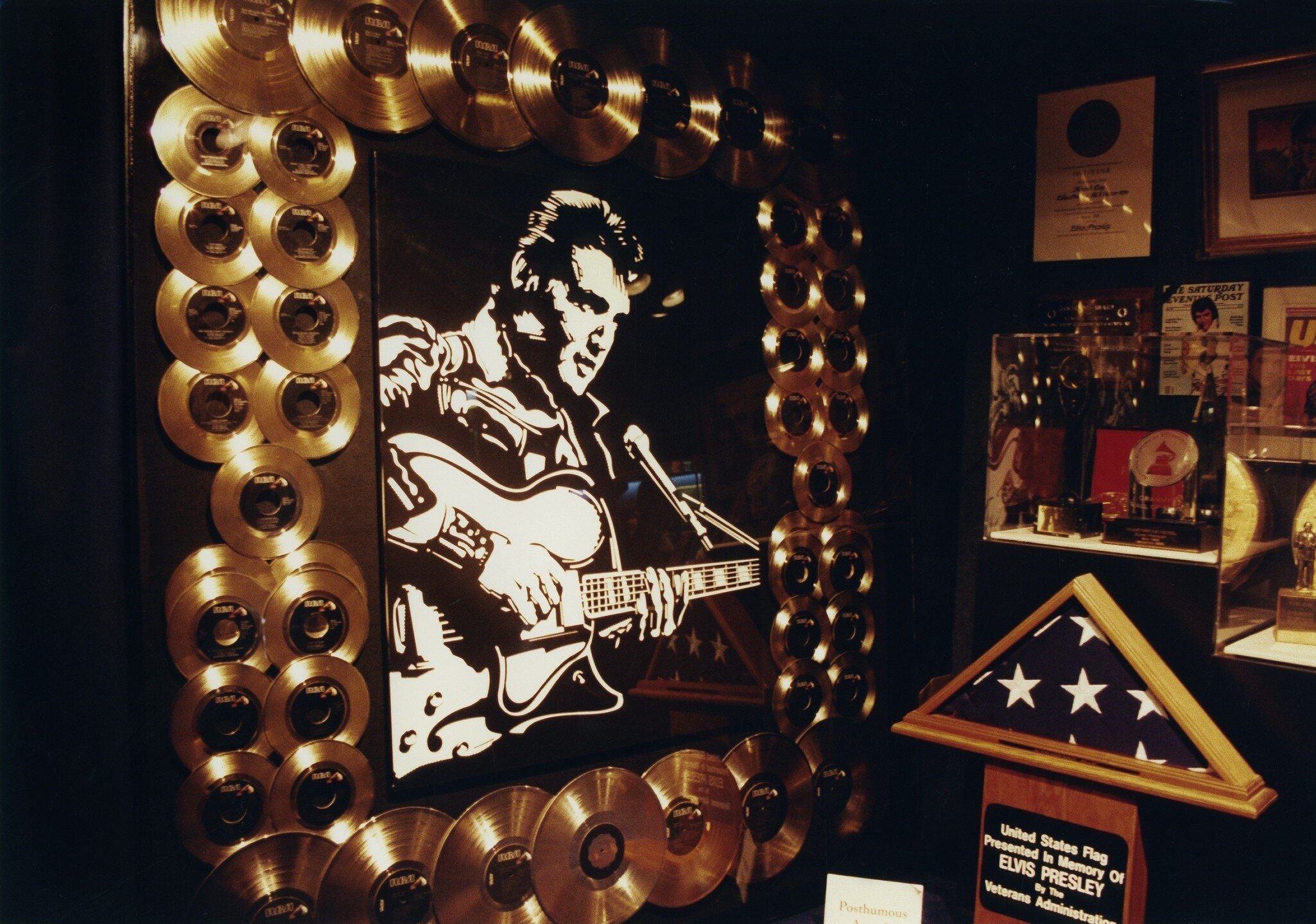 (GERMANY OUT) Presley, Elvis *08.01.1935-16.08.1977+Saenger, Schauspieler, USA - seine Villa 'Graceland' in Memphis, Tennessee (Innenansicht): goldene Schallplatten umkraenzen ein Elvis-Portrait- Januar 1997 (Photo by Sabine Wolf/ullstein bild via...