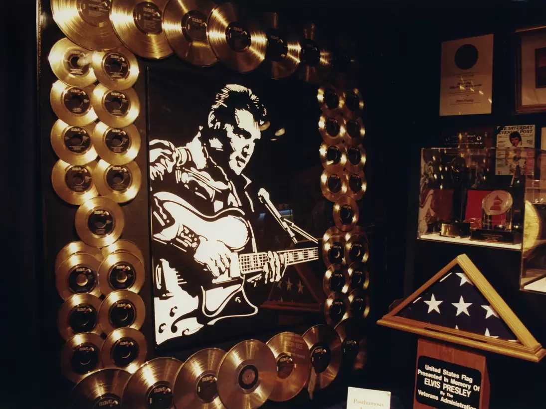 (GERMANY OUT) Presley, Elvis *08.01.1935-16.08.1977+Saenger, Schauspieler, USA - seine Villa 'Graceland' in Memphis, Tennessee (Innenansicht): goldene Schallplatten umkraenzen ein Elvis-Portrait- Januar 1997 (Photo by Sabine Wolf/ullstein bild via...