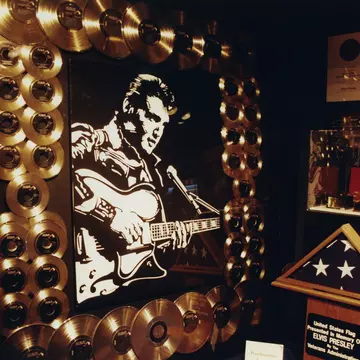 (GERMANY OUT) Presley, Elvis *08.01.1935-16.08.1977+Saenger, Schauspieler, USA - seine Villa 'Graceland' in Memphis, Tennessee (Innenansicht): goldene Schallplatten umkraenzen ein Elvis-Portrait- Januar 1997 (Photo by Sabine Wolf/ullstein bild via...
