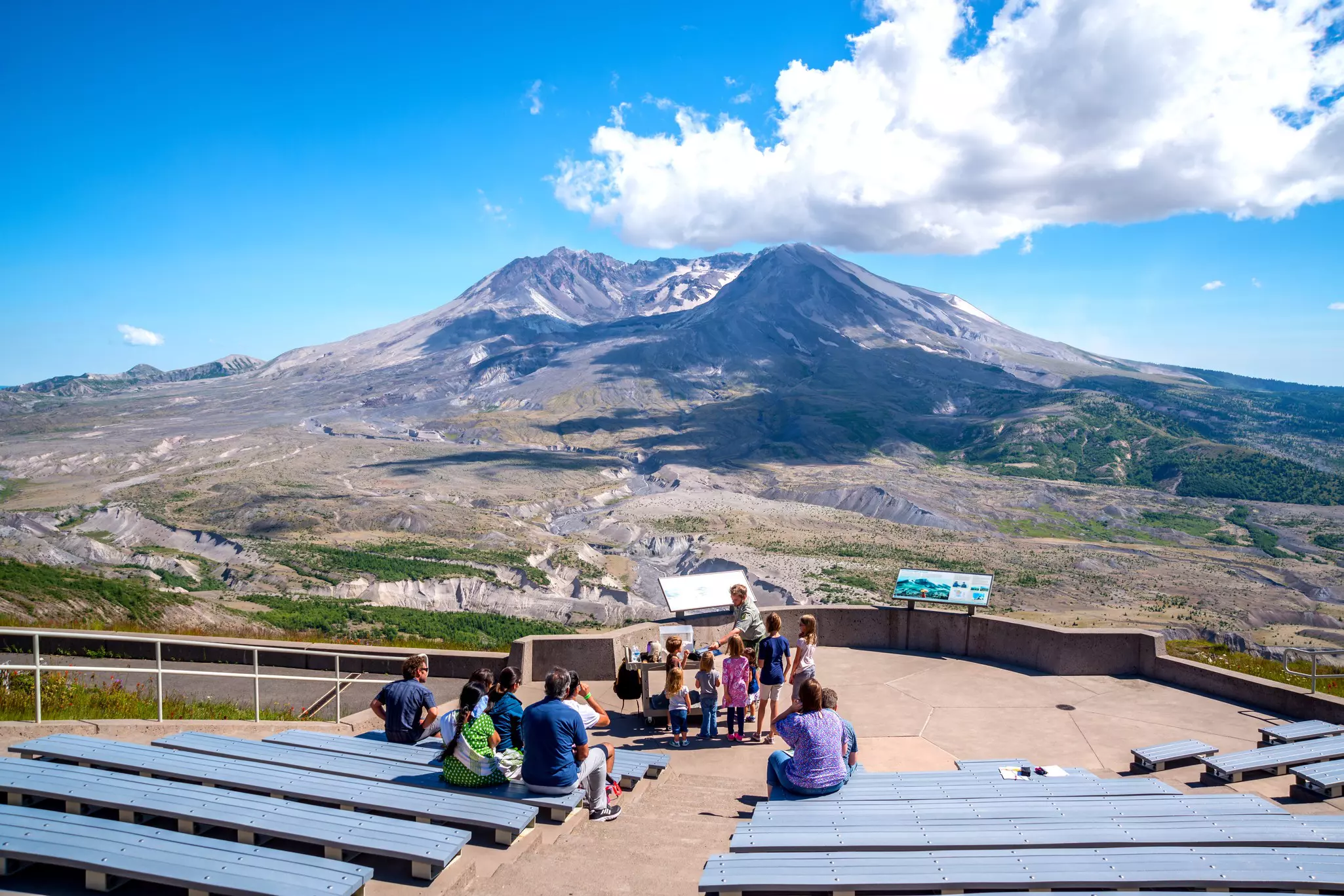 A park ranger at Mt St Helens National Monument gives a talk about the history and geography of the area © 4nadia / Getty Images