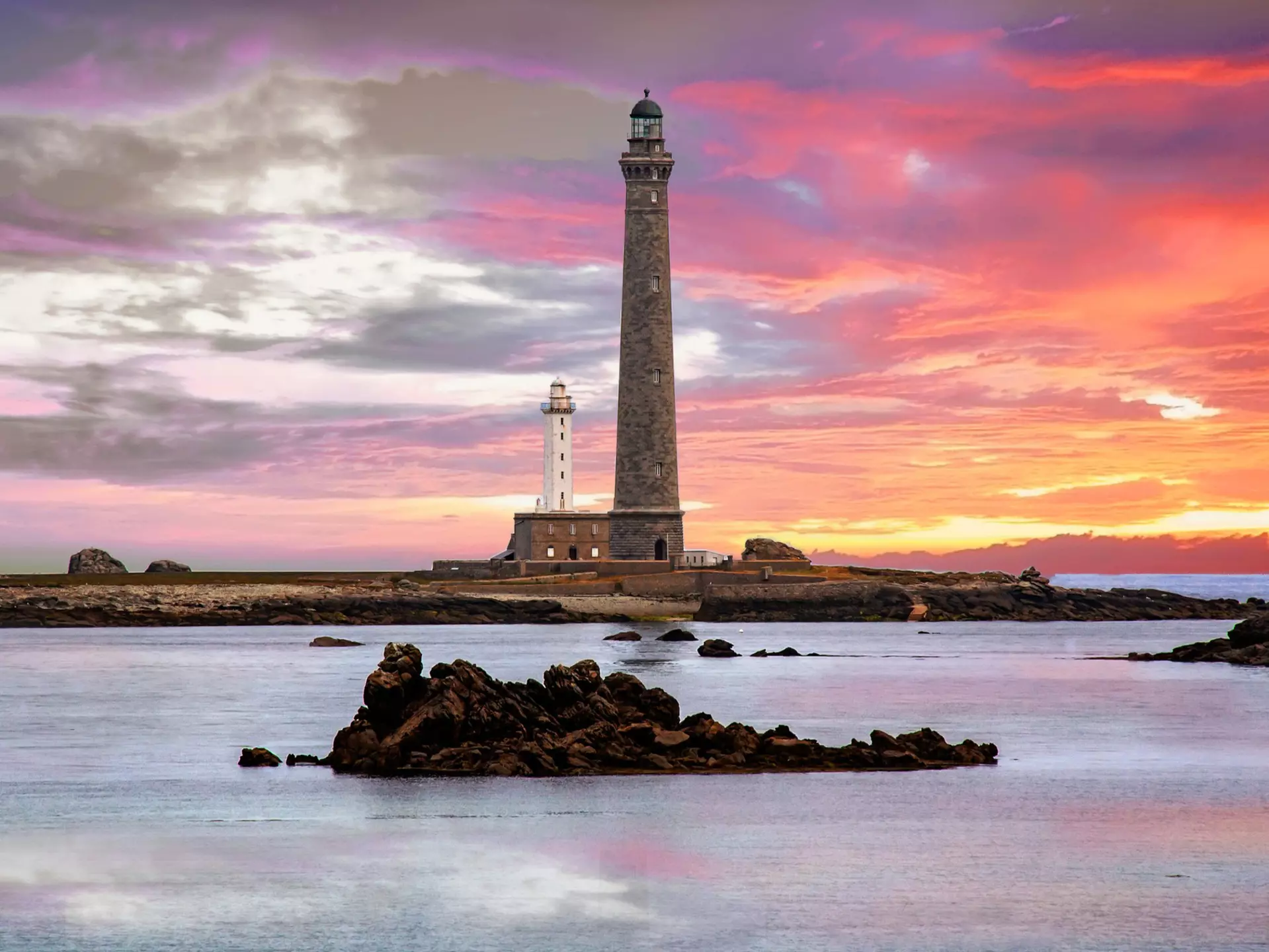 Prise de vue  du phare de l'Ã®le Vierge, le plus haut d'Europe en granit, construit entre 1897 et 1902, d'une hauteur de 84 mÃ¨tres, au zoom 18/135, 200 iso, f 18, 1/160 seconde
Prise de vue  du phare de l'île Vierge, le plus haut d'Europe en granit, construit entre 1897 et 1902, d'une hauteur de 84 mètres, au zoom 18/135, 200 iso, f 18, 1/160 seconde
1135111289