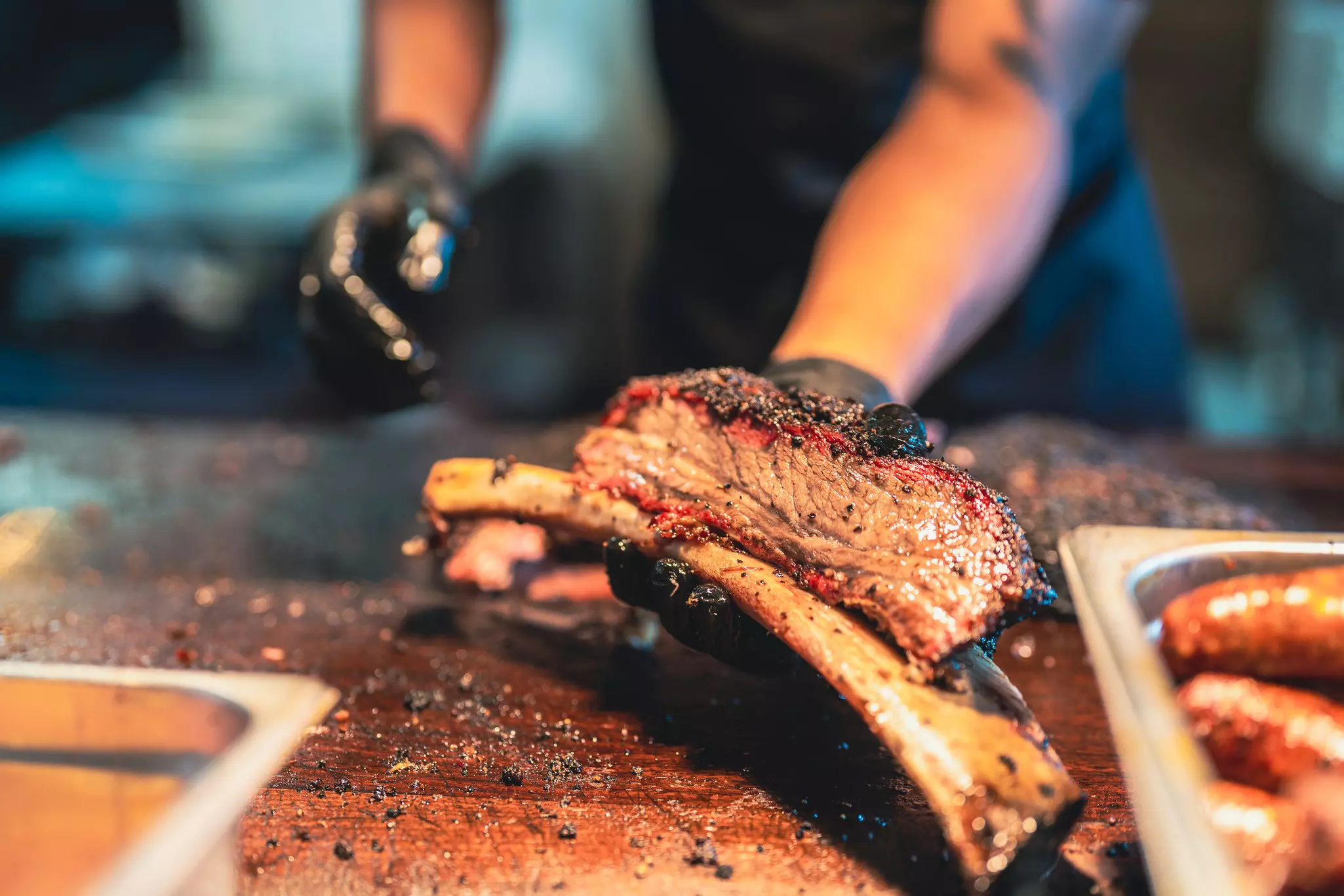 A Texas BBQ chef prepares a delicious serving of smoked brisket © Joel Villanueva / Getty Images