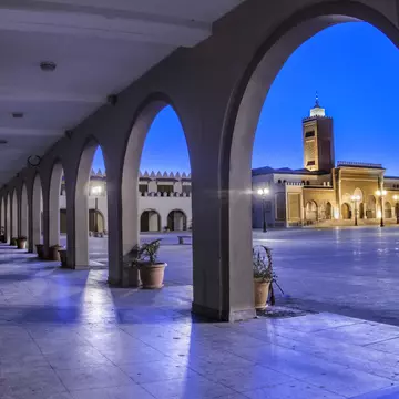 Bab Sidi Abdel Wahab square, with Mosquée Al Fadila in the evening.