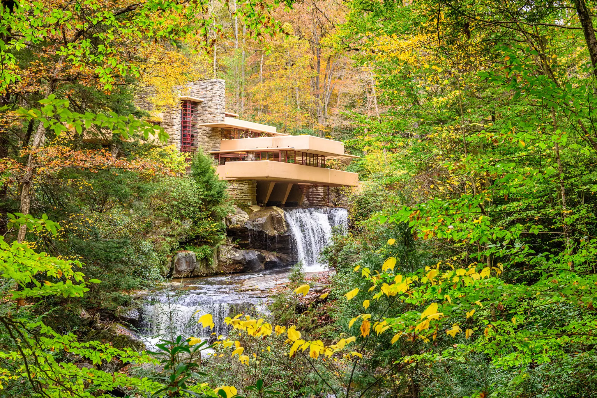 Modern geometries merge with nature at Frank Lloyd Wright’s blissful Fallingwater © Sean Pavone / Shutterstock