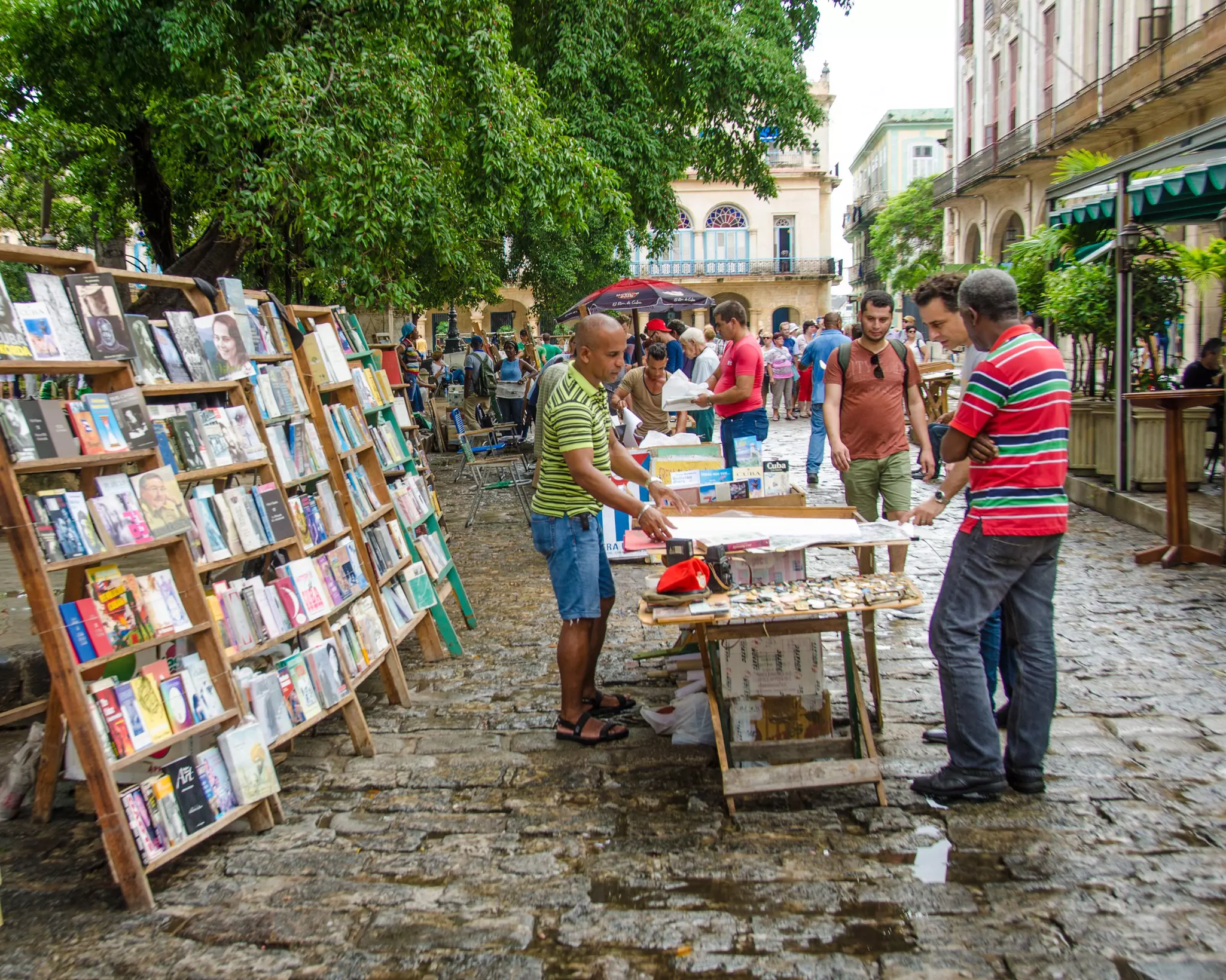 Shopping at one of the stalls at Plaza de Armas © lembi / Shutterstock