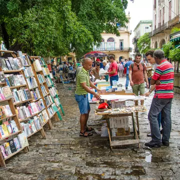 Shopping at one of the stalls at Plaza de Armas © lembi / Shutterstock