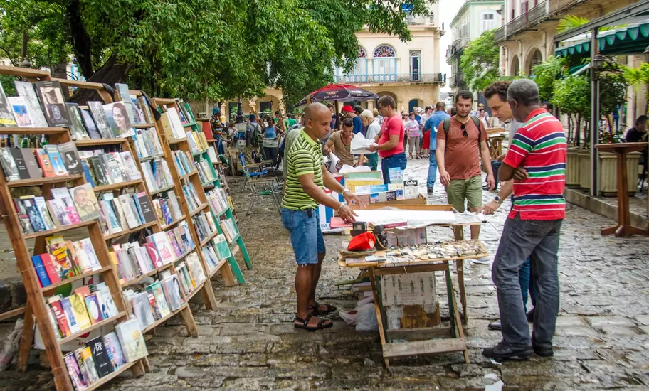 Shopping at one of the stalls at Plaza de Armas © lembi / Shutterstock