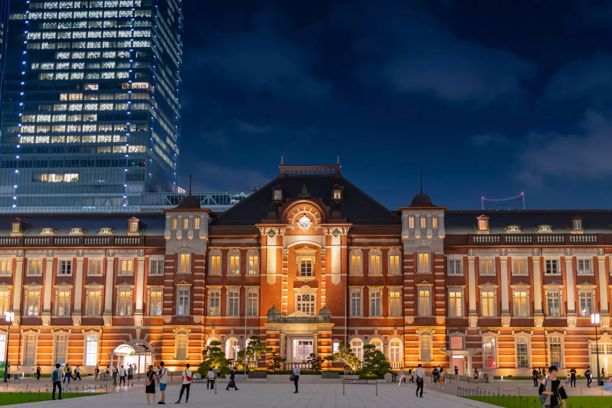 Rooms at Tokyo Station Hotel have views of the skyline or down to the station below © Princess_Anmitsu  / Shutterstock