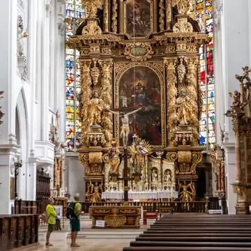 Interior view of the altar of the Cathedral of the Assumption of Mary (Stadtpfarrkirche Mariä Himmelfahrt) in Landsberg am Lech, Bavaria, Germany.