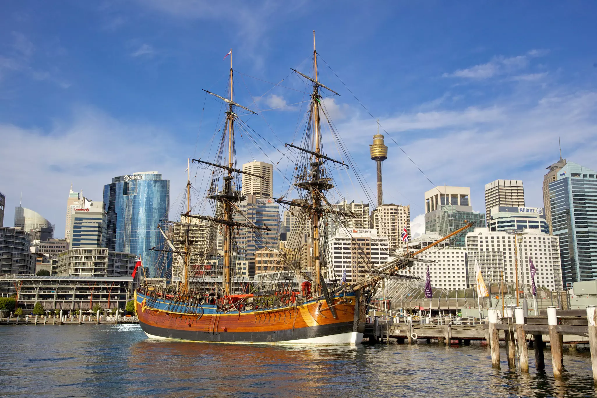 A replica of James Cook's HMS Endeavour is moored alongside the Australian National Maritime Museum in Darling Harbour © ZambeziShark / Getty Images