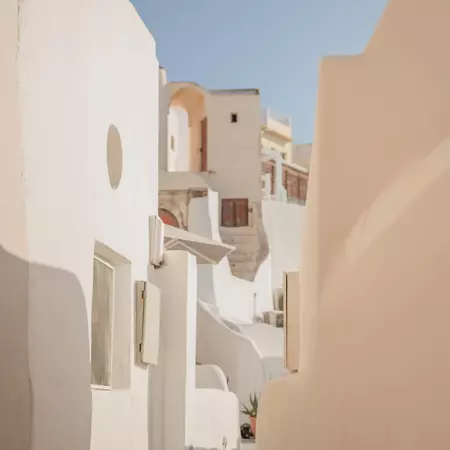 Whitewashed cobblestone alley.