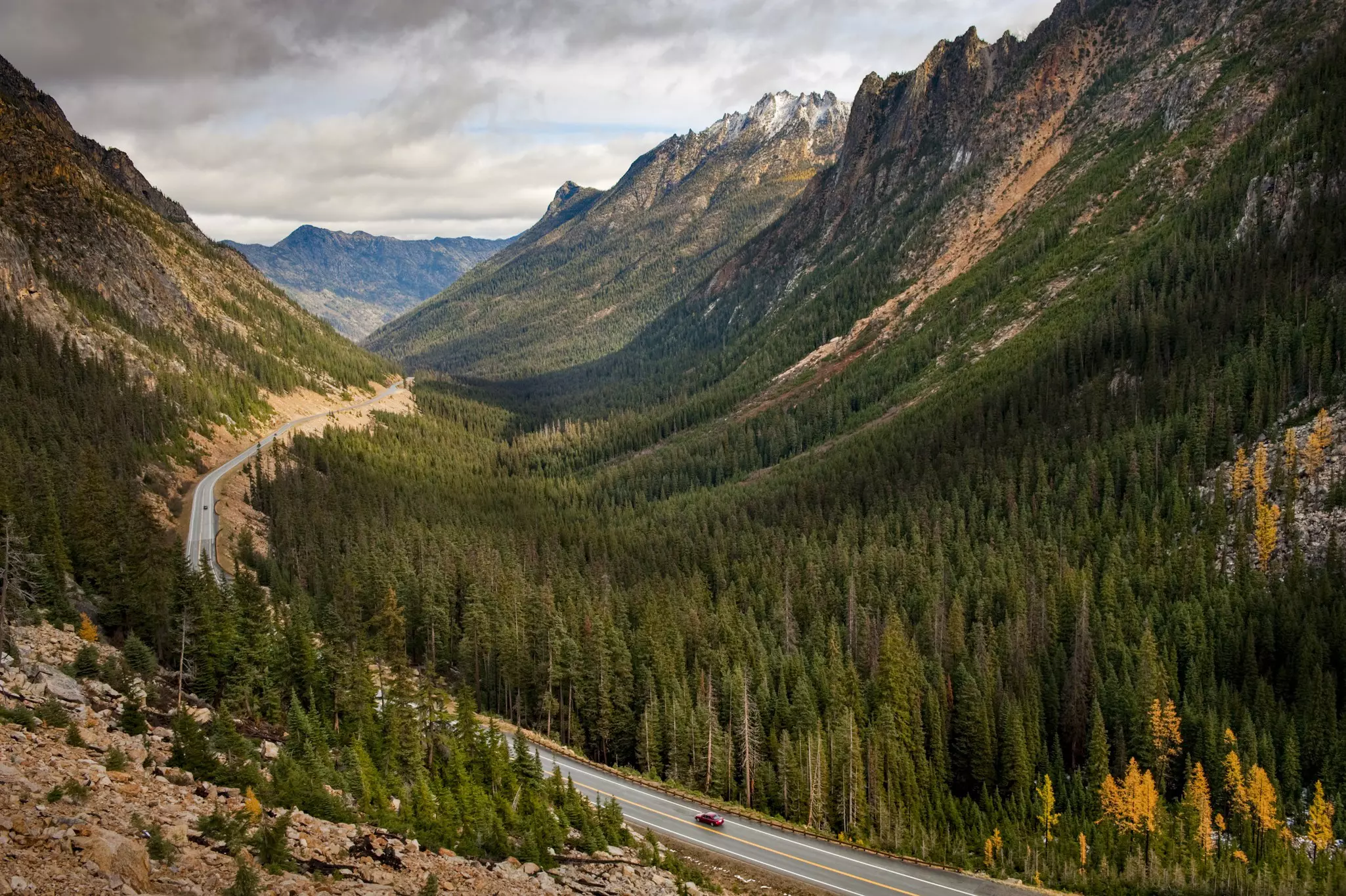 Narrow roads lead through pine-covered peaks in rural Washington State © LoweStock / iStockphoto / Getty Images