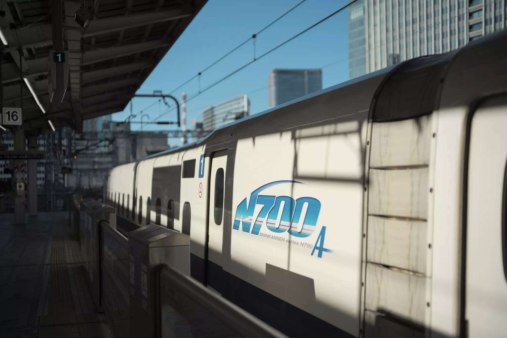 The Tokaido Shinkansen train is stopped at Tokyo Station