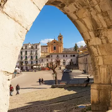 View from the arch of the aqueduct on the Piazza Garibaldi of Sulmona.
